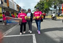 BWA Biak Bagikan Ratusan Kelapa Muda Warnai Ramadhan