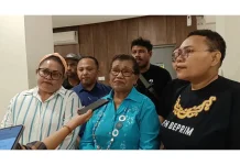 Kemenhum Papua Serahkan Sertifikat Hak Cipta, Ajak Masyarakat  Biak Lindungi Karya