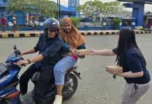 PT Pos Indonesia Biak Gelar Aksi Berbagi Takjil Ramadan