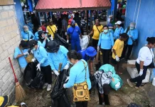 Bupati Biak Turun Langsung dalam Kegiatan Bersih Sampah