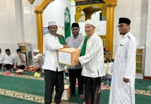 Kemenag Biak Numfor Serahkan Bantuan Al-Qur’an di Safari Ramadan