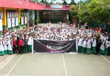 Satu Tahun Danantara,Pertamina Bagikan 2.000 Paket Sekolah Bagi Anak Papua