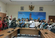 Angkasa Pura Biak Serahkan Bantuan CSR Bagi Marbot Masjid dan Petugas Supporting