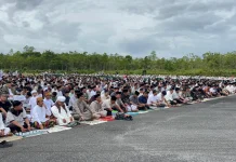 Ribuan Umat Muslim Padati Base Ops Lanud Manuhua, Laksanakan Salat Idulfitri