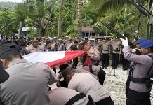 Tembakan Salvo Mengiringi Pemakaman Wakapolres Biak Numfor Kompol Stella Suruan