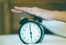 Sering Pasang Banyak Alarm tapi Tetap Telat Bangun? Ini Penjelasan Psikologinya