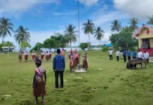 Petugas Upacara Hardiknas di  SD Negeri Awai DistrikPadaido  Kenakan Baju Adat