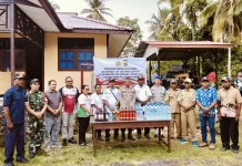 Ratusan Botol Miras Hasil Sitaan,dimusnahkan Polsek Numfor Barat
