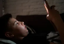 Doomscrolling: Scroll tanpa Henti yang Perlahan Merusak Pikiran
