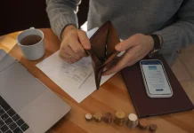 Fenomena Dompet Tipis di Era Gaya Hidup Digital
