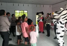 Boneka Zebra Satlantas Polres Biak Numfor Hibur Anak-anak Terdampak Ledakan