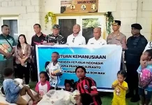 Yan Mandenas Kunjungi Korban Ledakan Dugaan Bom PD II di Biak Numfor
