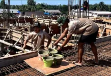 Yonif TP 858/MSB dan Warga Gotong Royong Bersihkan Masjid Baitunur