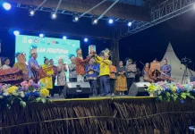 Pejuang Lingkungan Biak Serahkan Kalpataru kepada Bupati