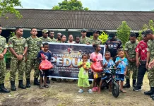 Yonif TP 858/MSB Peduli, Serahkan Bantuan Sembako Bagi Warga Kelurahan Fandoi Biak