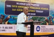 Bupati Biak Memberikan Penghargaan Ke-10 Kepala Kampung Berprestasi