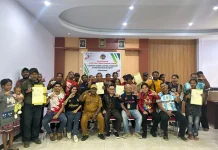 Kantor Pertanahan Biak Serahkan Sertifikat Redistribusi Tanah Kampung Suneri