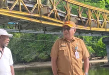Tinjau Jembatan Rusak  Sekda Biak Larang Roda -Empat  Melintas