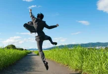 Apa Itu Solo-Maxxing? Tren Baru Gen Z yang Memilih Menikmati Hidup Sendiri