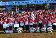 Pemkab Biak Numfor Serahkan Beasiswa Unggulan kepada 5 Pelajar Berprestasi