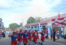 Sebanyak 70 Regu SD Warnai Lomba Gerak Jalan HUT RI ke-81 di Biak Numfor