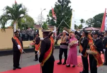 Tradisi Penyambutan Kapolres AKBP Arjuna Wijaya di Mapolres Biak Numfor