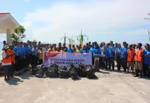 Kolaborasi Bersihkan Laut, PSDKP Biak Kumpulkan 234 Kg Sampah
