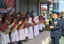 Puluhan Pelajar SD Kornasoren Numfor Antusias Naik Pesawat CN-235