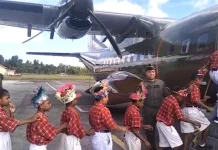 Puluhan Pelajar SD Kornasoren Numfor Antusias Naik Pesawat CN-235