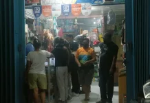 Kabut Asap Karhutla Selimuti Kota Biak, Warga Antre Membeli Masker