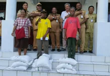 Kelurahan Samofa Biak Salurkan Beras Kepada Ratusan Warga