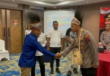 Kapolres Biak Numfor AKBP Arjuna Wijaya dianugerahi Gelar Adat "MAMBRI"