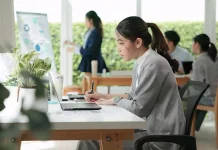 Siap Masuk Kantor Baru? Begini Cara Membangun Rasa Percaya Diri