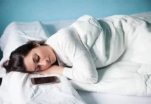 Sering Taruh HP di Samping Bantal? Kenali Dampaknya pada Kualitas Tidur