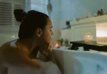 Mitos atau Fakta: Mandi Malam Bisa Memicu Rematik?