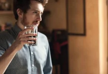 Kebiasaan Minum Sambil Berdiri, Sepele tapi Perlu Diperhatikan