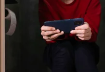 Kelamaan Scroll di Toilet? Ini Dampaknya yang Jarang Disadari