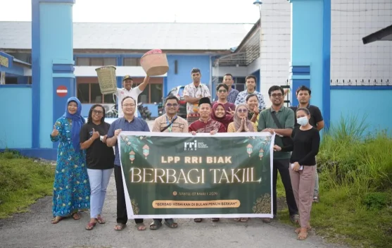 Berkah Ramadan, LPP RRI Biak Bagikan 300 Paket Takjil - RRI.co.id