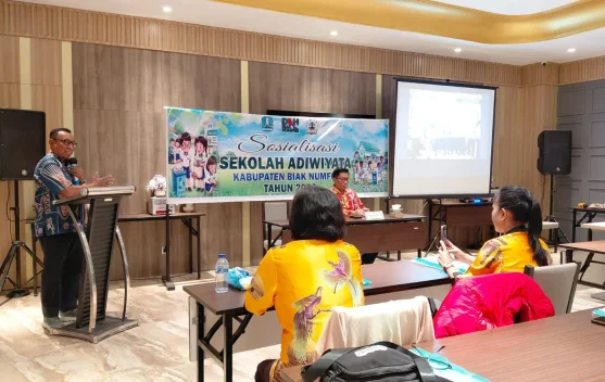 DLH Biak Gelar Sosialisasi Program Adiwiyata Bagi Pelajar