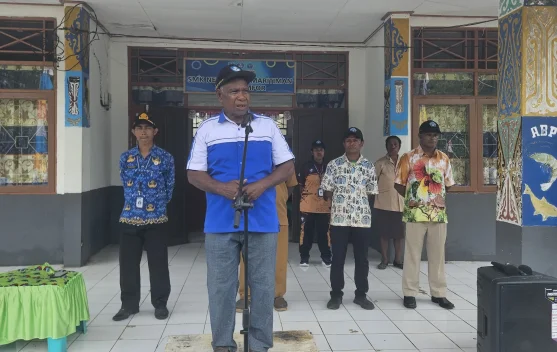Upacara Peringatan Hardiknas diikuti Siswa di Distrik Poiru