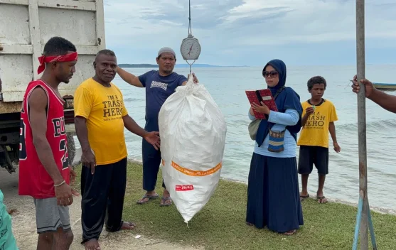 Laut Bukan Tempat Sampah: Misi Penyelamatan dari Pulau Owi  Bersama Trash Hero Biak