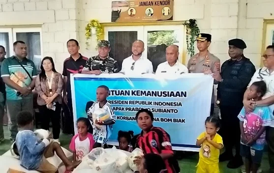 Yan Mandenas Kunjungi Korban Ledakan Dugaan Bom PD II di Biak Numfor