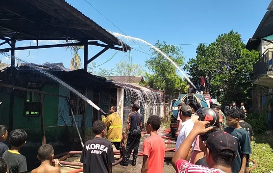 Kebakaran Hanguskan Rumah Kosong di Arema Kampung Baru Biak,Tidak Ada Korban Jiwa