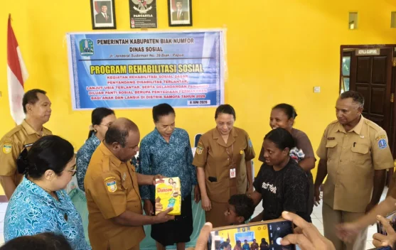 Pemkab Biak Serahkan Permakanan Wujud Cinta Kasih Lansia