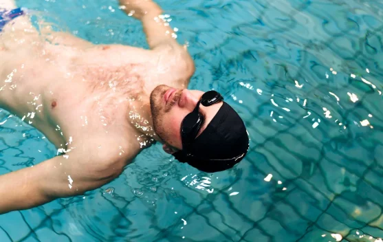 Atasi Overthinking dengan Berenang, Ini 6 Manfaatnya bagi Kesehatan Mental