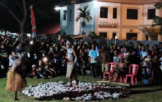 Ritual Berjalan Diatas Batu Membara Hanya Ada di-Biak