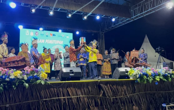 Pejuang Lingkungan Biak Serahkan Kalpataru kepada Bupati