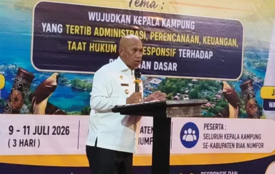 Bupati Biak Memberikan Penghargaan Ke-10 Kepala Kampung Berprestasi