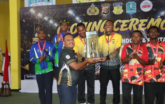 Resmi ditutup,Tim Papua Pegunungan Boyong Piala Kejuaraan Voli Kapolda Cup 2026