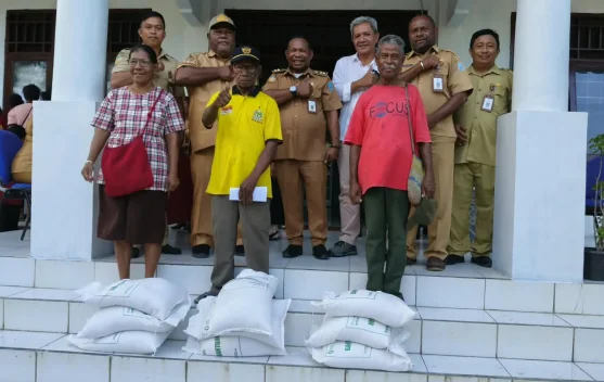 Kelurahan Samofa Biak Salurkan Beras Kepada Ratusan Warga